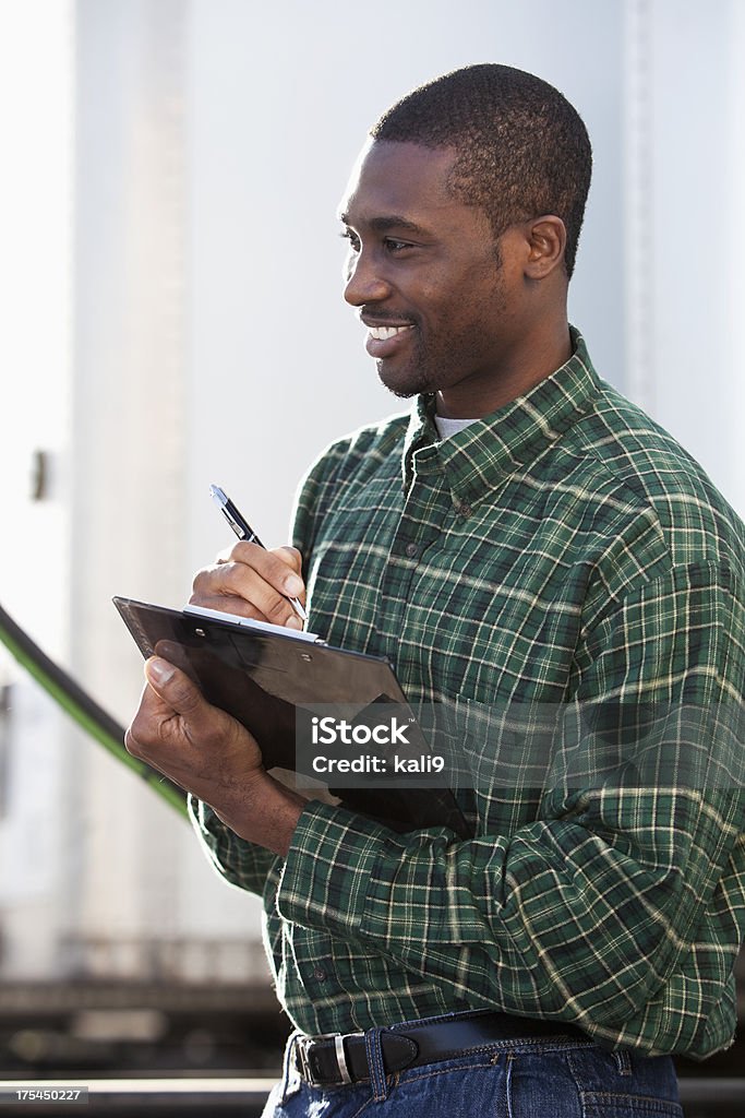 Afrikanische amerikanischer Arbeiter mit Zwischenablage - Lizenzfrei Lastwagenfahrer Stock-Foto