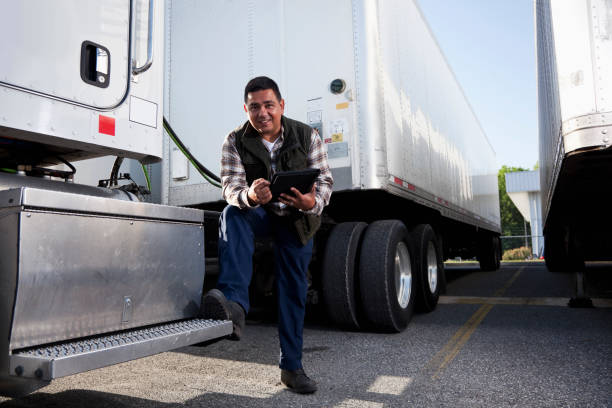 hispânica motorista de caminhão com tablet digital - sc0550 - fotografias e filmes do acervo