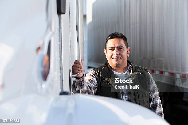 Foto de Hispânica Motorista De Caminhão e mais fotos de stock de Motorista de Caminhão - Motorista de Caminhão, Latino-americano, Caminhão