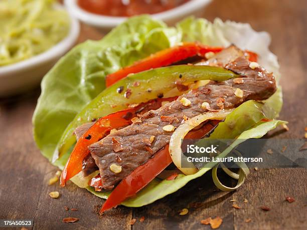 Carne De Vaca Fajita Alface Wrap - Fotografias de stock e mais imagens de Alface - Alface, Taco, Sanduíche Embrulhada