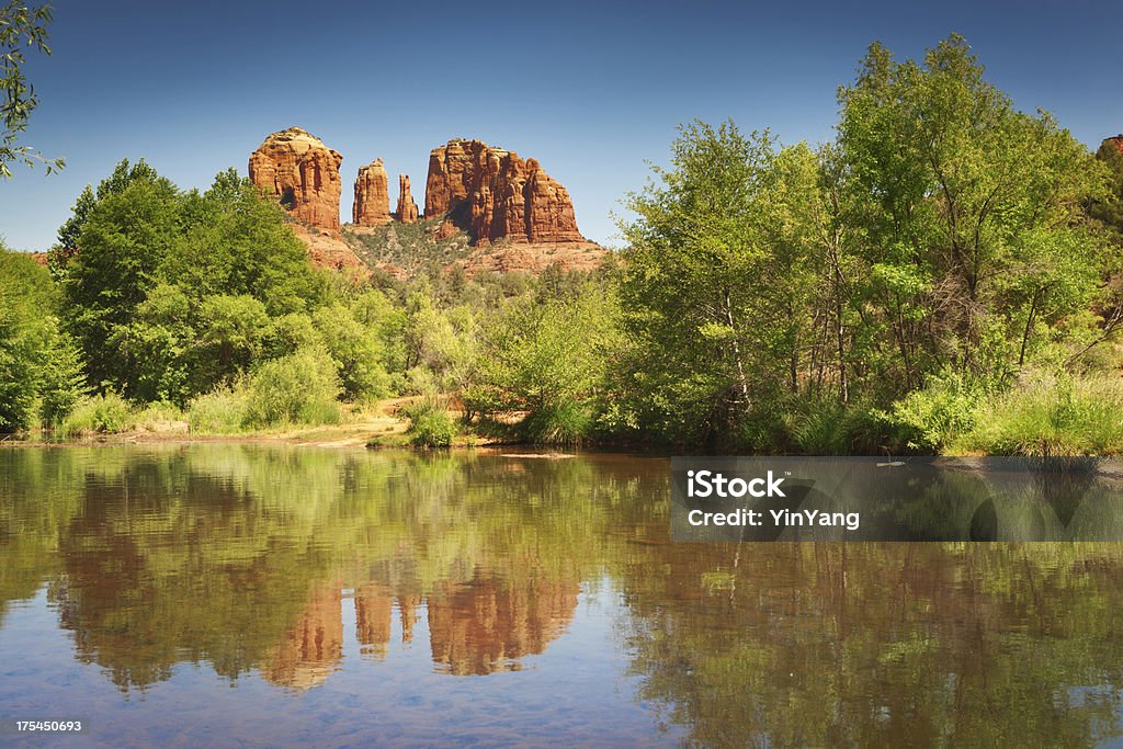 Rocas catedral de vórtice cruce de Red Rocks de Sedona Arizona Hz - Foto de stock de Acantilado libre de derechos