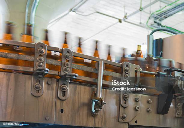 Cerveza Bottling En Un Micro Cervecería Foto de stock y más banco de imágenes de Botella de cerveza - Botella de cerveza, Fábrica de cerveza, Fábrica de cerveza artesanal