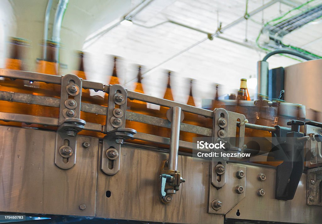 Birra in una fabbrica di imbottigliamento Micro - Foto stock royalty-free di Birrificio