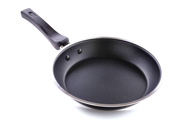 frigideira - pan frying pan fried saucepan imagens e fotografias de stock