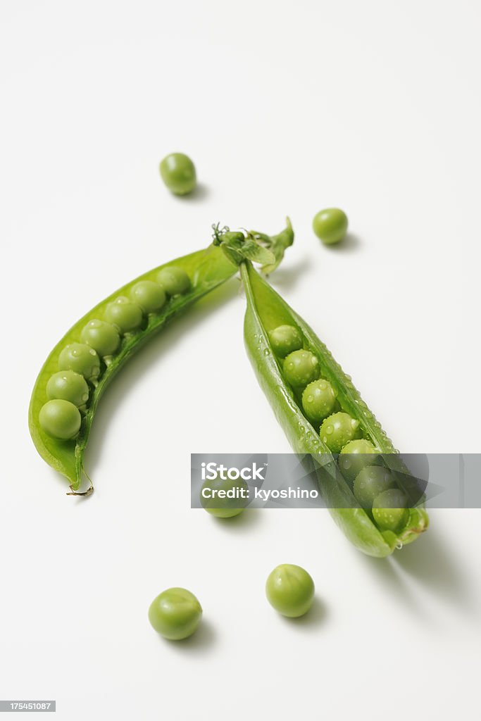 オープンしたばかりの新鮮な野菜とエンドウ白色の背景に水ドロップ - エンドウ豆のロイヤリティフリーストックフォト