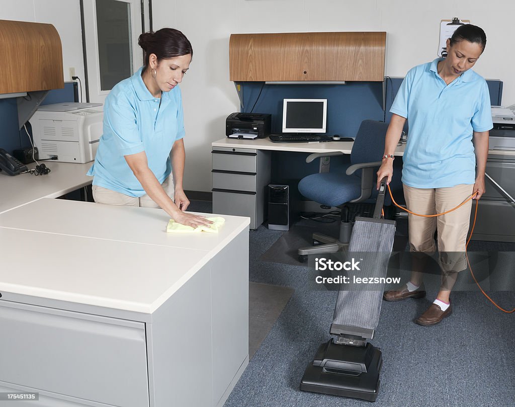 Mulher da limpeza profissional de serviço de limpeza um escritório - Royalty-free Escritório Foto de stock