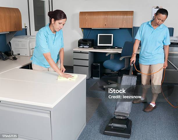 Mulher Da Limpeza Profissional De Serviço De Limpeza Um Escritório - Fotografias de stock e mais imagens de Escritório