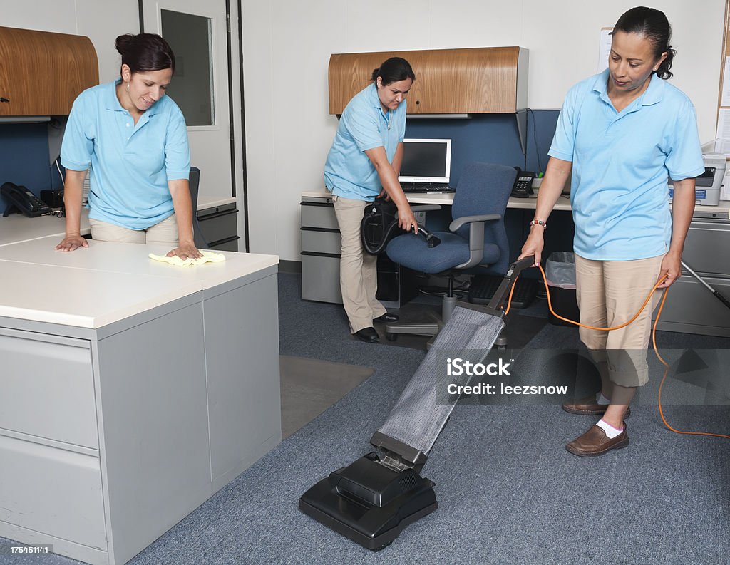 Mulheres de janitorial serviço de limpeza um escritório - Foto de stock de Consertar royalty-free