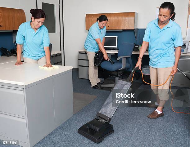 Foto de Mulheres De Janitorial Serviço De Limpeza Um Escritório e mais fotos de stock de Consertar