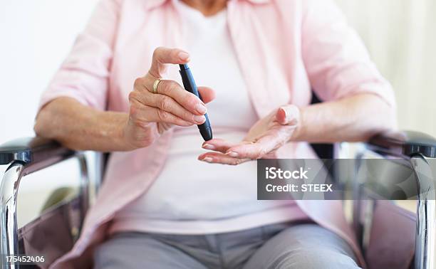 ピンprick を指糖尿病高齢者健康 - 糖尿病のストックフォトや画像を多数ご用意 - 糖尿病, シニア世代, 古い