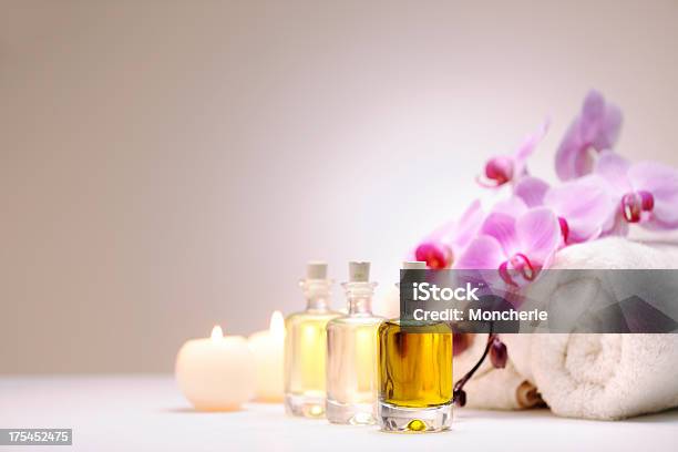 Olio Essenziale - Fotografie stock e altre immagini di Massaggiare - Massaggiare, Aromaterapia, Olio per massaggio