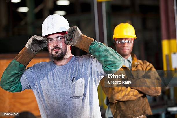 Foto de Multiétnica Trabalhadores Usando Hardhats e mais fotos de stock de 20 Anos - 20 Anos, 30 Anos, Adulto