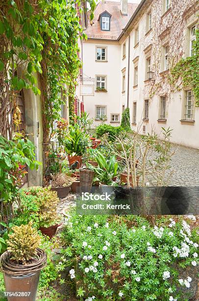 Kleine Vorderen Garten In Deutschland Stockfoto und mehr Bilder von Atrium - Grundstück - Atrium - Grundstück, Alt, Hausgarten