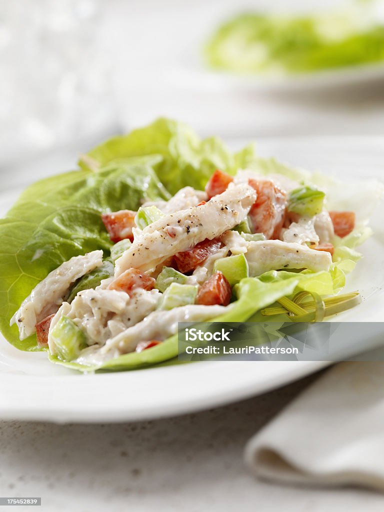 Ensalada de pollo: lechuga envoltura - Foto de stock de Ensalada de pollo libre de derechos