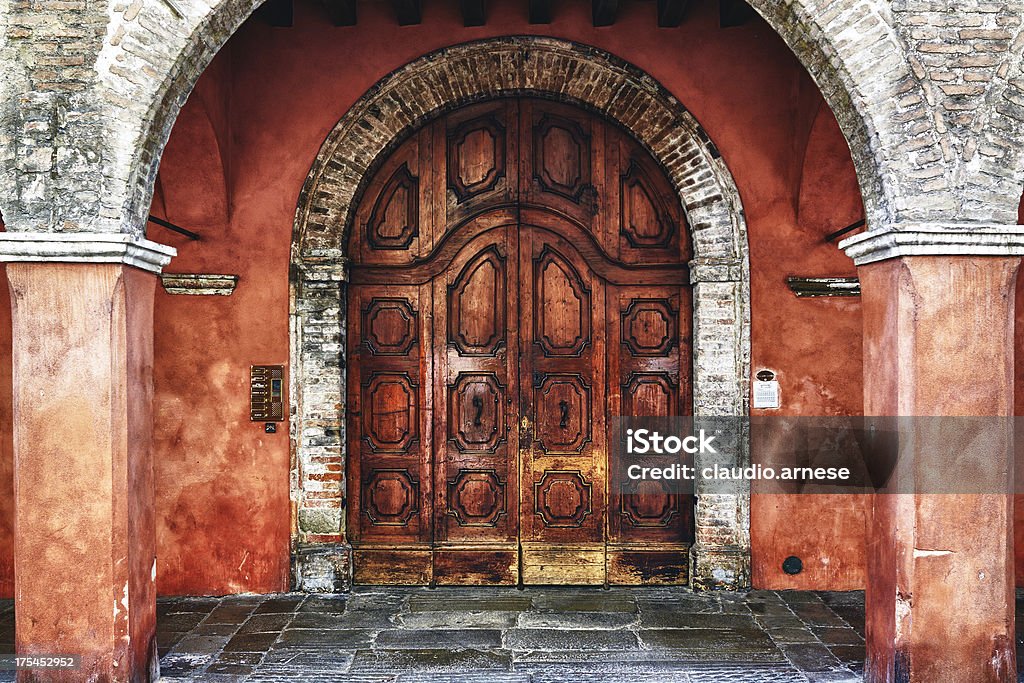 Vecchia porta in legno. Immagine a colori - Foto stock royalty-free di Ambientazione esterna