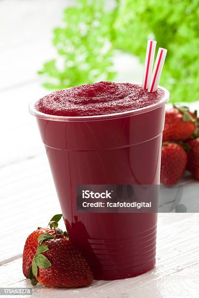 Batido De Morango - Fotografias de stock e mais imagens de Alimentação Saudável - Alimentação Saudável, Ao Ar Livre, Bar de Sumos