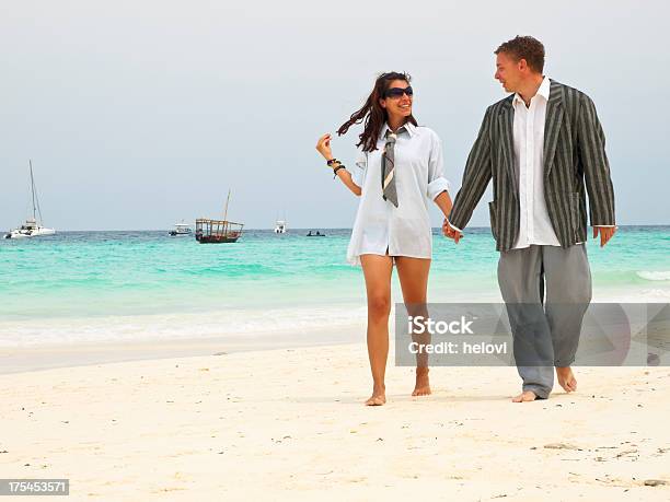 Paar Am Strand Stockfoto und mehr Bilder von Dating - Dating, Ehefrau, Erwachsene Person