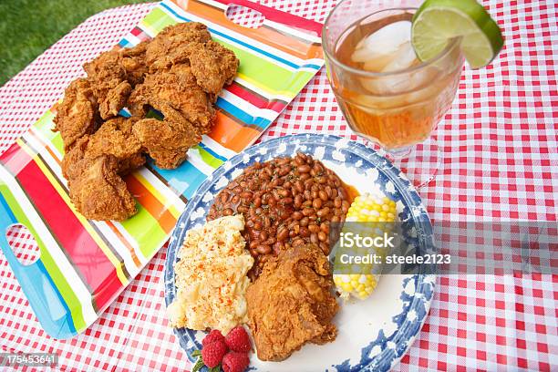 Pollo Fritto Pasto - Fotografie stock e altre immagini di Fagioli stufati in salsa di pomodoro - Fagioli stufati in salsa di pomodoro, Picnic, Tipo di cibo