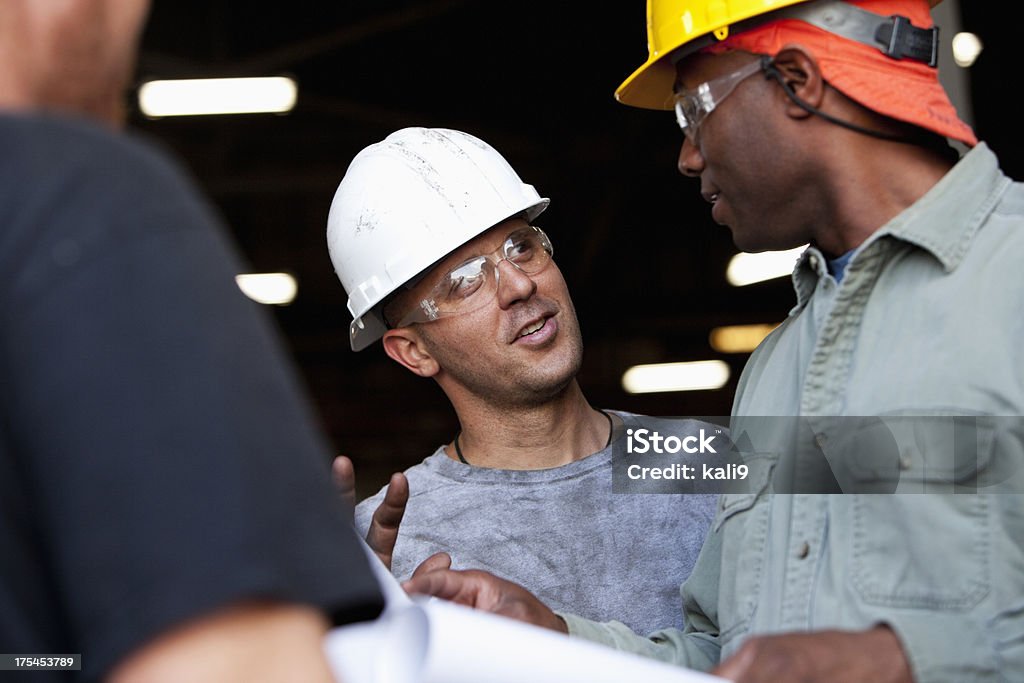 Строительные рабочие, глядя на планы - Стоковые фото Промышленные профессии роялти-фри