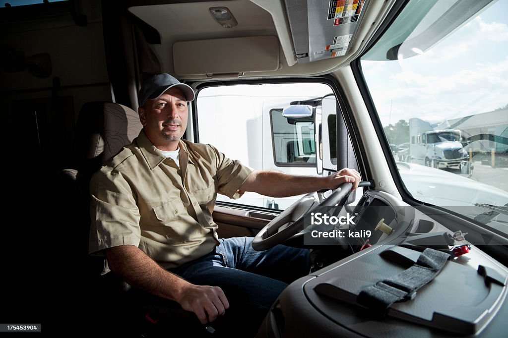 トラック運転手に座ってタクシーのセミトラック - 大型トレーラーのロイヤリティフリーストックフォト