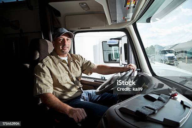 トラック運転手に座ってタクシーのセミトラック - 大型トレーラーのストックフォトや画像を多数ご用意 - 大型トレーラー, トラック運転手, トラック