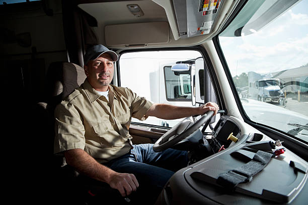 motorista de caminhão de táxi de estar semi-caminhão - empreendedor dentro de seu caminhão - fotografias e filmes do acervo