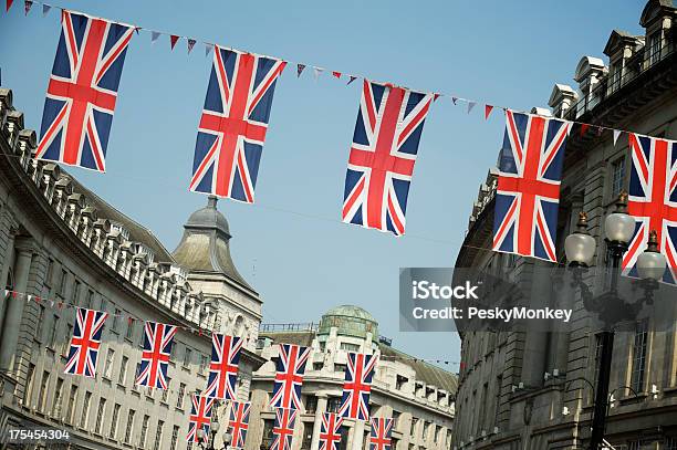 ユニオンジャックの英国国旗全体のハングロンドン Street - イギリスのストックフォトや画像を多数ご用意 - イギリス, 即位60周年, イギリス国旗