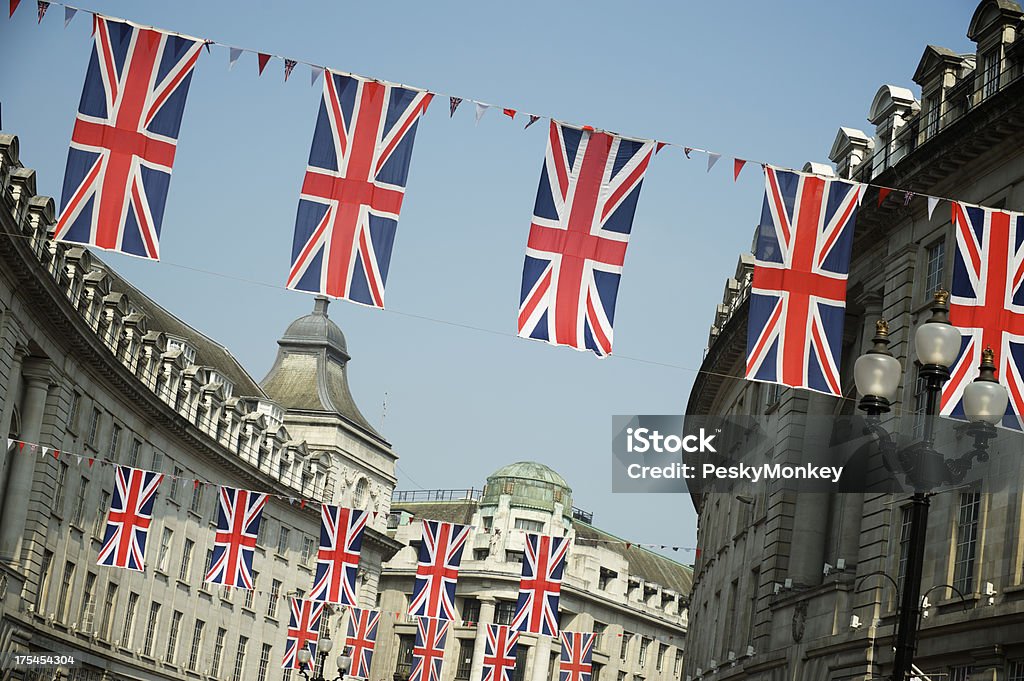 Union Jack Brytyjskie flagi powiesić na London St - Zbiór zdjęć royalty-free (Diamentowa rocznica)