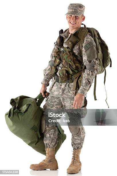 Feliz Homem Do Exército Transportar A Sua Bagagem - Fotografias de stock e mais imagens de Figura para recortar - Figura para recortar, Profissão Militar, Soldado - Exército