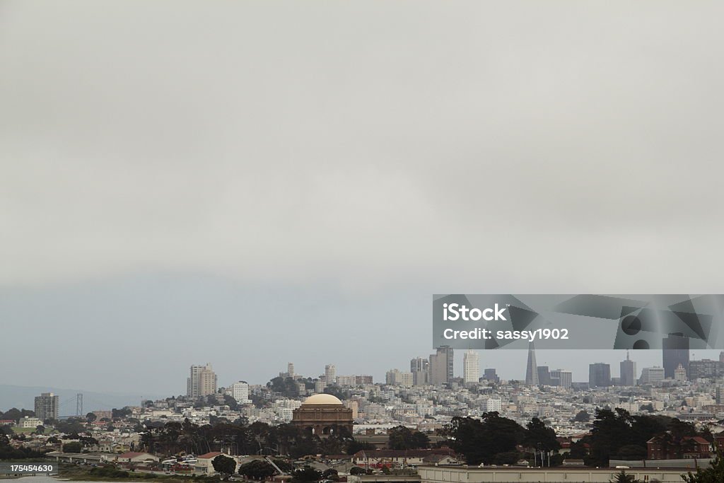 Niebla de los edificios de San Francisco - Foto de stock de Aire libre libre de derechos