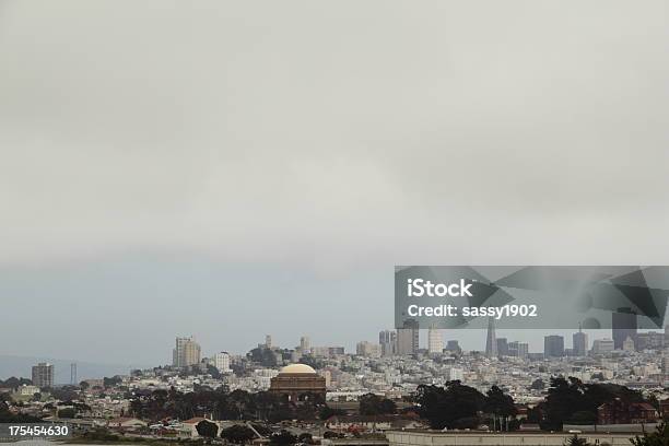 Niebla De Los Edificios De San Francisco Foto de stock y más banco de imágenes de Aire libre - Aire libre, Arquitectura exterior, Atestado