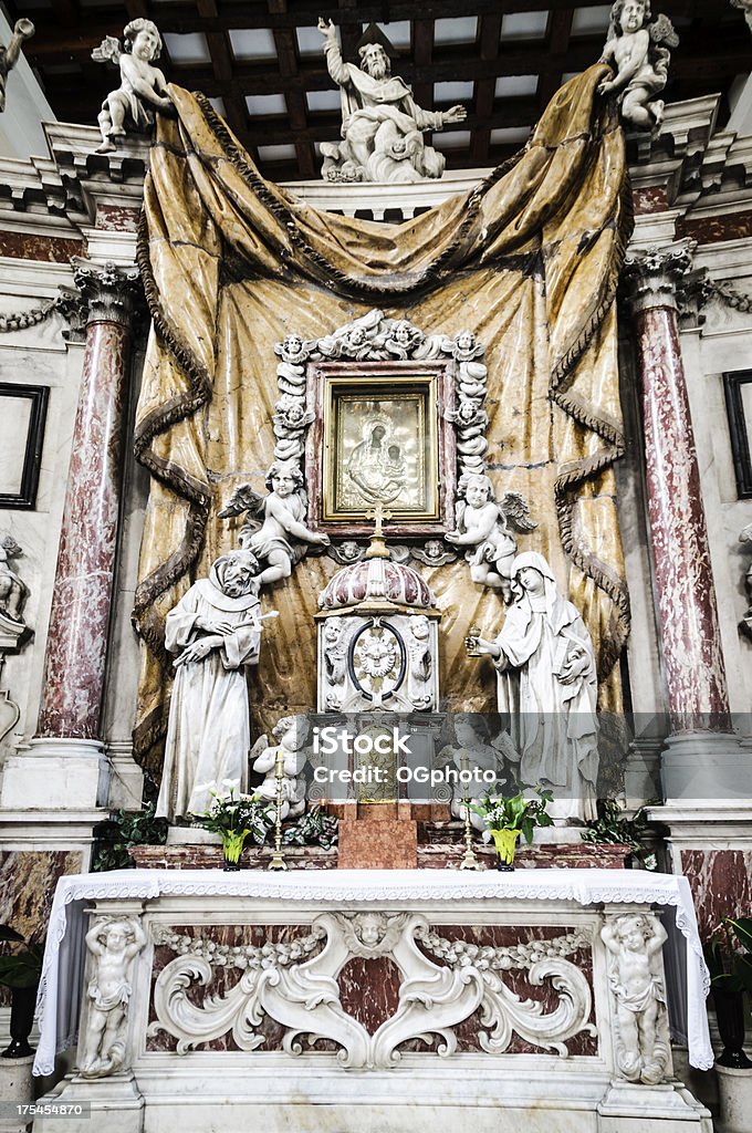 altar en la antigua iglesia de mármol - Foto de stock de Altar libre de derechos