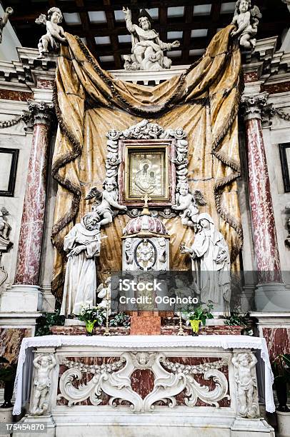 Altar En La Antigua Iglesia De Mármol Foto de stock y más banco de imágenes de Altar - Altar, Antiguo, Antigüedades