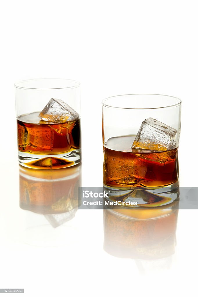 Due bicchieri di whisky - Foto stock royalty-free di Alchol