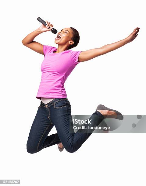 African American Frauen Springen Und Singen Auf Mikeisoliert Stockfoto und mehr Bilder von Gesangskunst