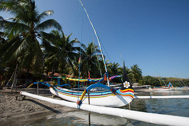 barco de pesca na praia em java oriental - indonesia bali fishing boat indian ocean - fotografias e filmes do acervo