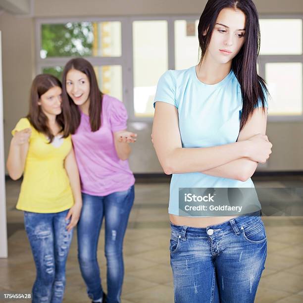 Teenager Mädchen Gossiping Ihre Schule Freund Stockfoto und mehr Bilder von Abgeschiedenheit - Abgeschiedenheit, Bestürzt, Bildung