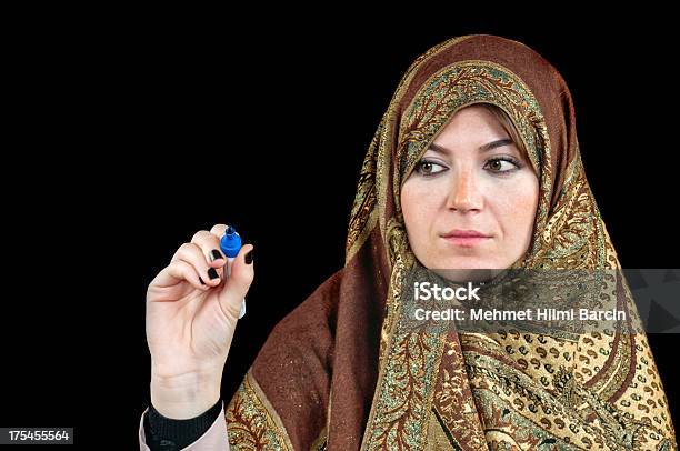 Foto de Muçulmanos Mulher De Negócios Segurando Uma Caneta Marcador No Seu Lado e mais fotos de stock de Adolescentes Meninas