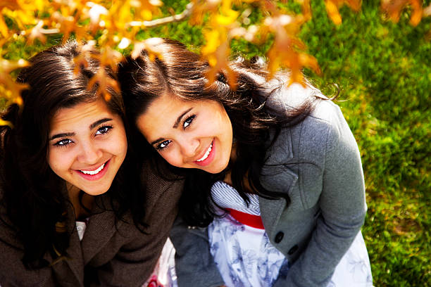 fechar latina twins look - women puerto rican ethnicity smiling cheerful imagens e fotografias de stock