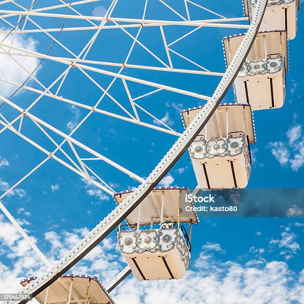 Ferris Wheel De Justo Y El Parque De Diversiones Foto de stock y más banco de imágenes de Acero - Acero, Actividad, Aire libre