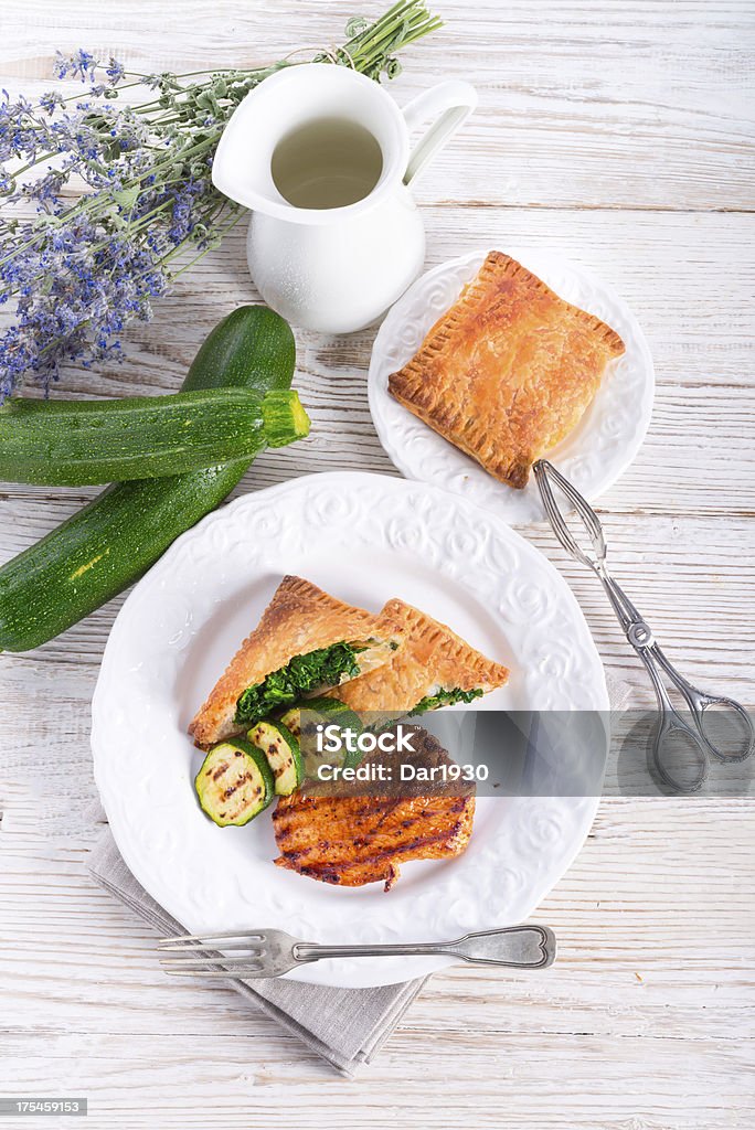 Des steaks grillés avec une pâte feuilletée sac et de courgettes - Photo de Ail - Légume à bulbe libre de droits