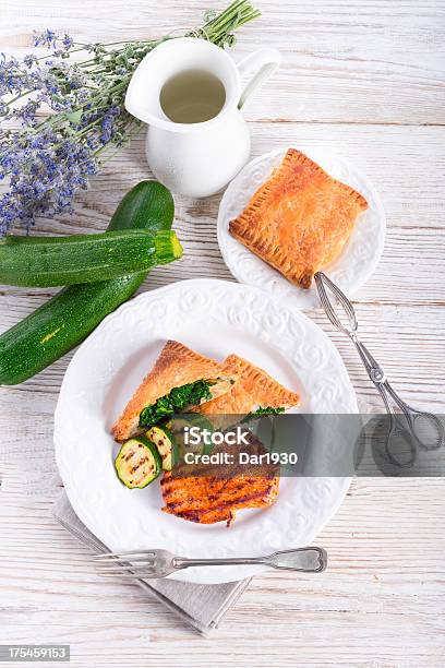 Photo libre de droit de Des Steaks Grillés Avec Une Pâte Feuilletée Sac Et De Courgettes banque d'images et plus d'images libres de droit de Ail - Légume à bulbe