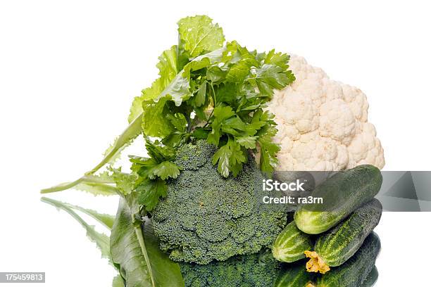 Photo libre de droit de Légumes Sur Fond Blanc Avec Reflet banque d'images et plus d'images libres de droit de Aliment - Aliment, Brassicaceae, Brocoli
