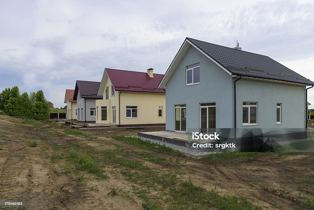 Nouveau cottages avec herbe verte à proximité de la route - Photo de Bâtiment vu de l'extérieur libre de droits