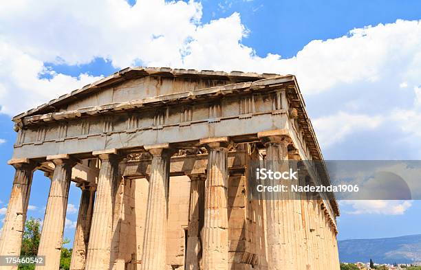 Antica Architettura Greca E Blu Cielo - Fotografie stock e altre immagini di Acropoli - Atene - Acropoli - Atene, Agorà - Atene, Ambientazione esterna