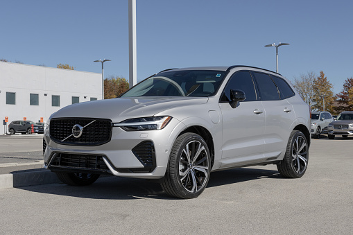 Indianapolis - October 22, 2023: Volvo XC60 Plug-in Hybrid display at a dealership. Volvo offers the XC60 in Momentum, R-Design, and Inscription models.