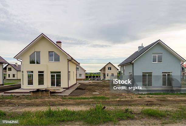 Neue Cottages Mit Grünen Gras In Der Nähe Von Der Straße Stockfoto und mehr Bilder von Wohnhaus