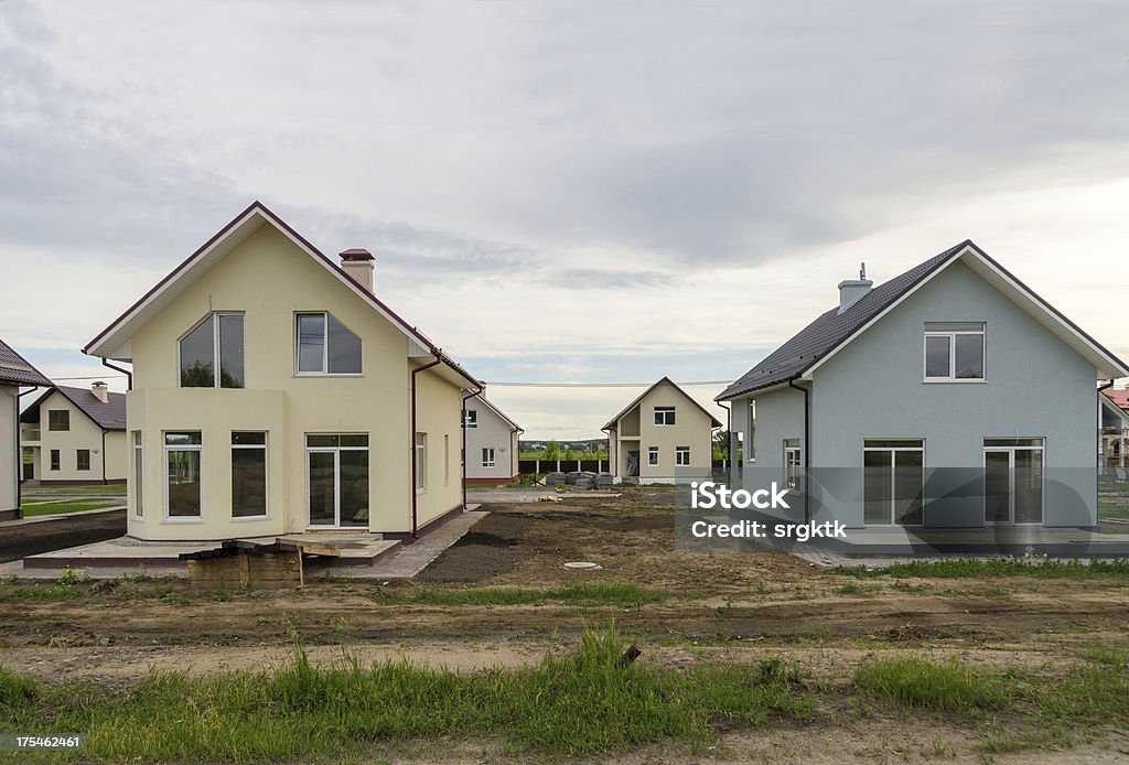 Nova cottages com verde grama perto da Estrada - Royalty-free Casa Foto de stock