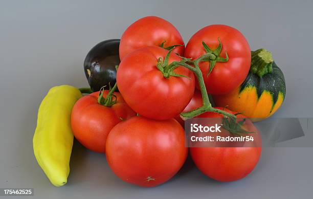 Produtos Hortícolas 2 - Fotografias de stock e mais imagens de Alimentação Saudável - Alimentação Saudável, Beringela, Colorido