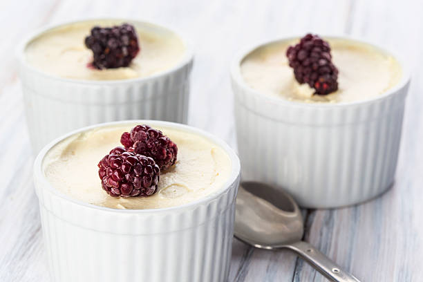 mousse de chocolate branco - food still life sweet food pudding - fotografias e filmes do acervo